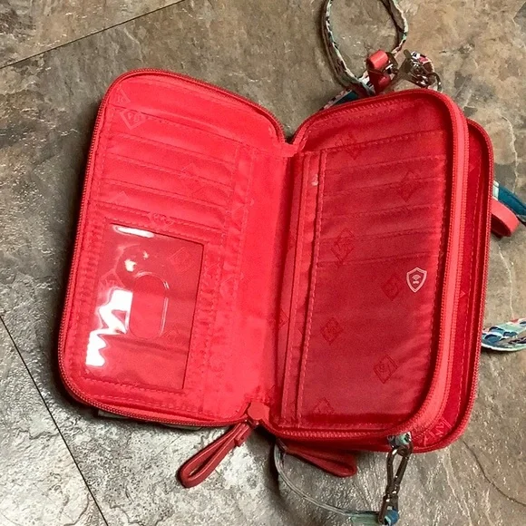 ⚠️ Vera Bradley gone fishing pattern Mini bag - Picture 5 of 9